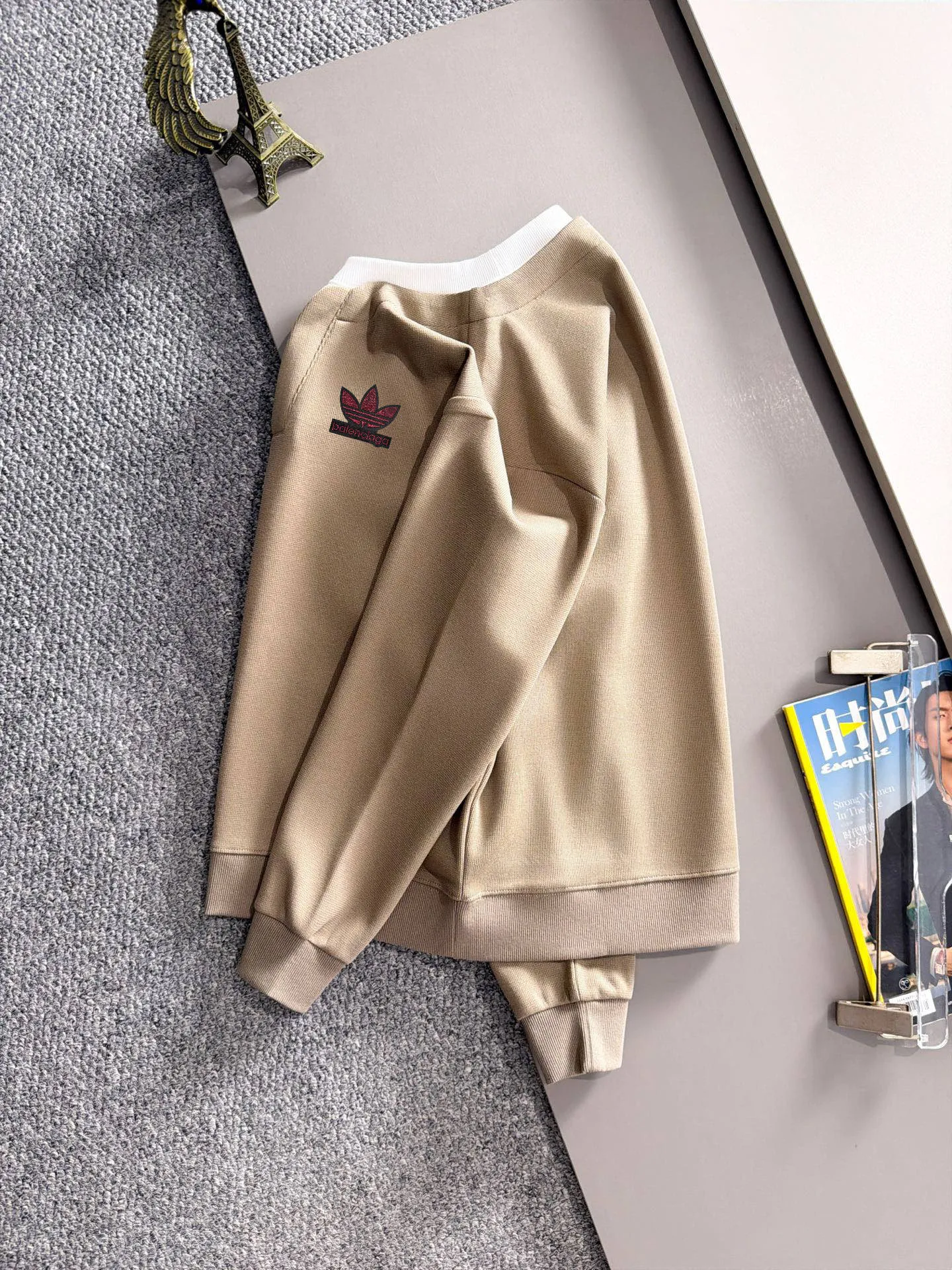 Paris Clover exclusively launches the 2026 autumn and winter New Arrival long-sleeved sweatshirts for men and women. Same Style. Many stars have the same style. Craftsmanship that ordinary small workshops cannot copy. No matter in terms of materials, detail restoration and craftsmanship, we are not afraid of any challenges, just to provide you with wonderful products. Compare the top Original versions at will. No expense is spared just to make it better. Unique imported fabric feel. Purely imported German machine production. Precision operation. Thousands of needles density. A complete set of New Arrival accessories with three standards can be customized simultaneously. Versatile upper body is fashionable, a perfect choice for autumn and winter, and a must-have item. Sizes table: M-4XL (please state your height and weight when placing an order)